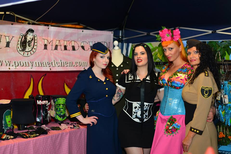 Am Stand von Hellmade Corsets ; Photography by Pluto